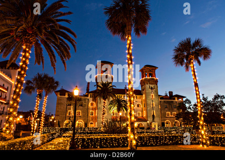 Weihnachtslichter schmücken das Lightner Museum in St. Augustine, Florida. Das Gebäude war ursprünglich das Alcazar Hotel. Stockfoto