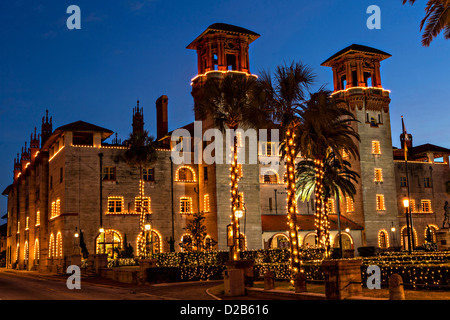 Weihnachtslichter schmücken das Lightner Museum in St. Augustine, Florida. Das Gebäude war ursprünglich das Alcazar Hotel. Stockfoto