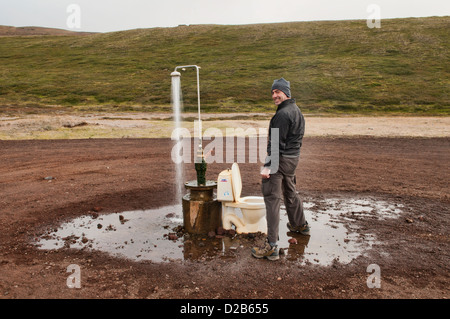 Outdoor-Toilette und Dusche Thermalquelle aus Geothermie am Krafla-Vulkan in der Nähe von See Myvatn, Island Stockfoto