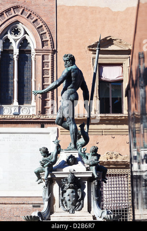 Brunnen von Neptun mit Wand des Palazzo d'Accursio am Piazza del Nettuno in Bologna, Italien Stockfoto