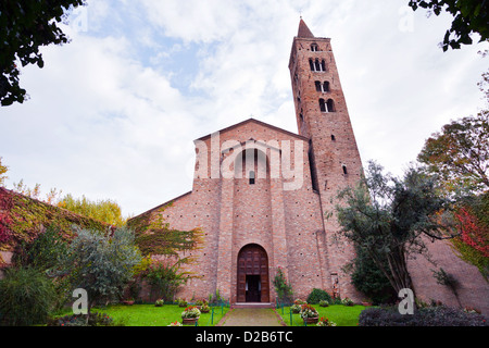 Vorderansicht der antiken Basilika San Giovanni Evangelista in Ravenna, Italien Stockfoto