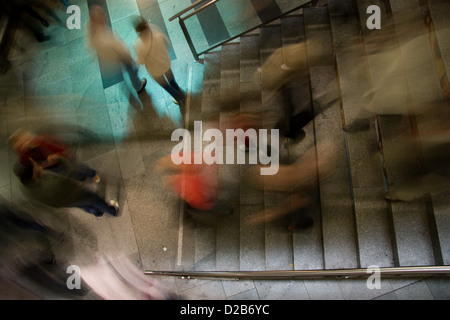 Berlin, Deutschland, Menschen auf einer Treppe in der Friedrichstraße station Stockfoto