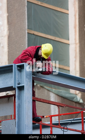 Berlin, Deutschland, ein Bauarbeiter verschraubt eine Eisengeruest Stockfoto