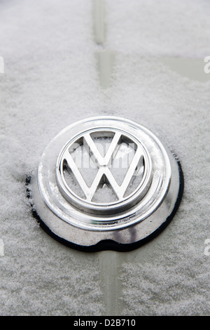 Berlin, Deutschland, das VW-Logo auf einem Kuehlerhaube ein Karman Ghia Stockfoto