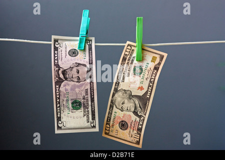 Fünf bis zehn-Dollar-Banknoten zum Trocknen gehängt Stockfoto