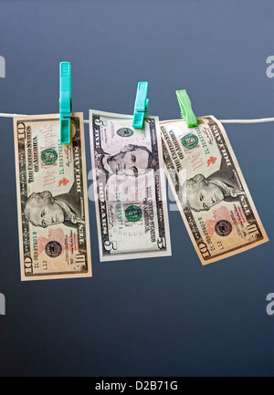 Fünf bis zehn-Dollar-Banknoten zum Trocknen gehängt Stockfoto