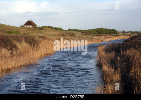 Henne, Dänemark, der Fluss Molle A Henne und einem abgelegenen Haus in den Dünen Stockfoto