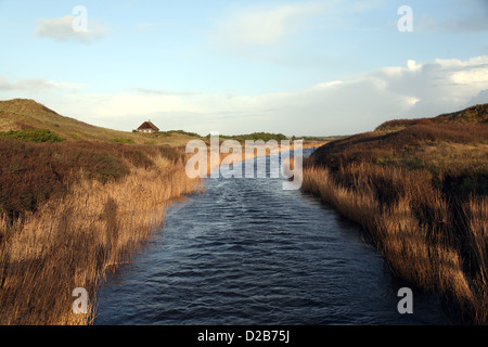 Henne, Dänemark, der Fluss Molle A Henne und einem abgelegenen Haus in den Dünen Stockfoto