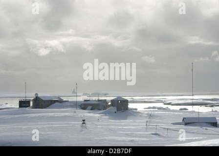 Forschungsstation in der Antarktis an einem bewölkten Wintertag. Stockfoto
