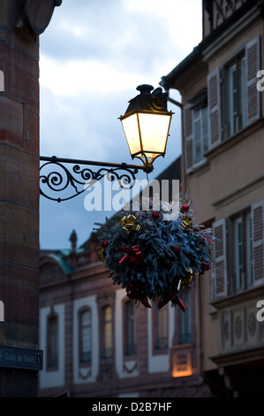 Colmar, Frankreich, Weihnachtsdekoration auf eine Strassenalterne in der Altstadt Stockfoto