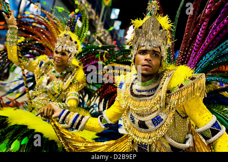 Der Fahnenträger und der Meister der Zeremonie der Sambaschule Imperatriz führen während des Karnevals in Rio De Janeiro, Brasilien. Stockfoto