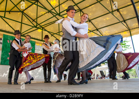 Junge Menschen darstellenden traditionellen ungarischen Volkstanz in traditioneller Tracht Stockfoto