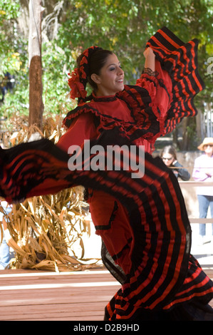 Mexikanische Volkstänzer El Rancho De Las Golondrinas, die Living History Museum aus dem 18. Jahrhundert Spanisch kolonialen New mexico ist. Stockfoto