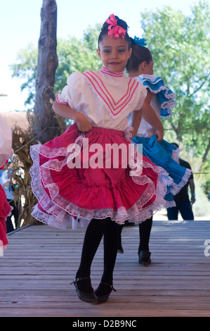 Mexikanische Volkstänzer El Rancho De Las Golondrinas, die Living History Museum aus dem 18. Jahrhundert Spanisch kolonialen New mexico ist. Stockfoto