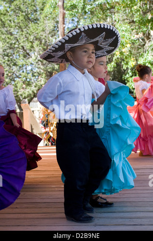 Mexikanische Volkstänzer El Rancho De Las Golondrinas, die Living History Museum aus dem 18. Jahrhundert Spanisch kolonialen New mexico ist. Stockfoto