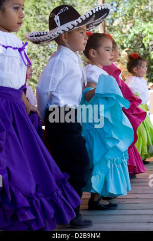 Mexikanische Volkstänzer El Rancho De Las Golondrinas, die Living History Museum aus dem 18. Jahrhundert Spanisch kolonialen New mexico ist. Stockfoto