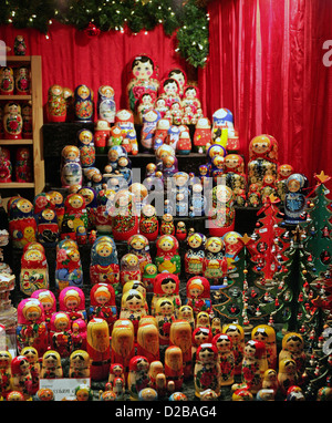 Hamburg, Deutschland, Babuschka Puppen vor einem stall Stockfoto