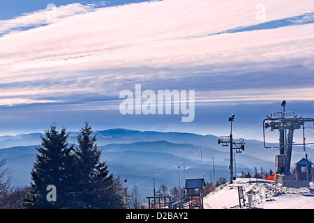 Skigebiet in den polnischen Bergen. Sonniges Wetter. Stockfoto
