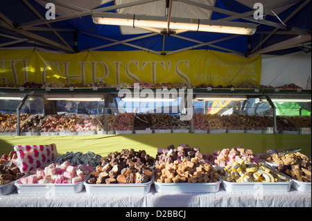 Schalen von gemischten Fudge auf dem display Stockfoto