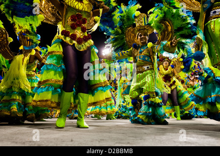 Sambaschule Imperatriz Tänzer während der Karnevalsumzug am Sambadrome in Rio De Janeiro, Brasilien. Stockfoto