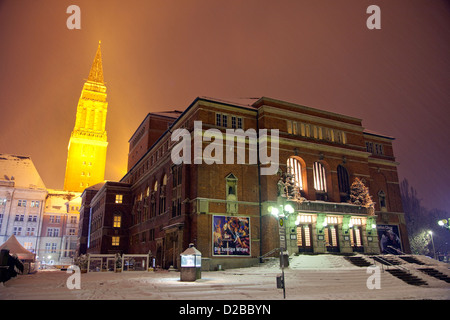 Kiel, Deutschland, das Opernhaus und das Rathaus in der Nacht im winter Stockfoto