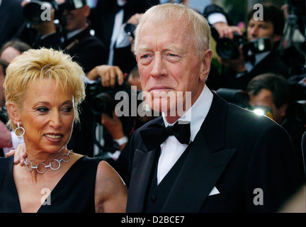 Festival De Cannes Filmfestival in Cannes. Abgebildet auf dem roten Teppich für die Opening Night Max von Sydow und Frau ist. Stockfoto