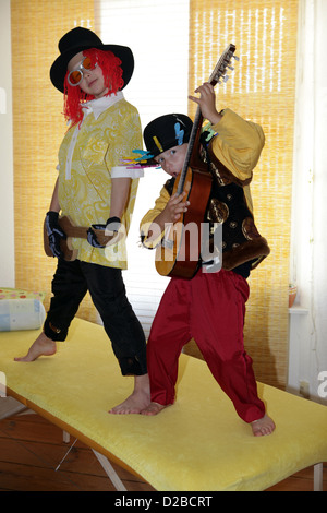 Berlin, Deutschland, gekleidete Kinder spielen Gitarre Stockfoto