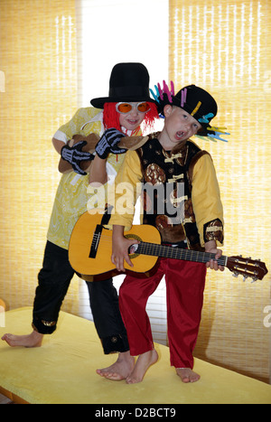 Berlin, Deutschland, gekleidete Kinder spielen Gitarre Stockfoto