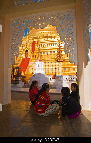 Pilger sitzen oder herumlaufen die Shwezigon Pagode Goldene Pagode in Paya, Bagan, Myanmar. Stockfoto