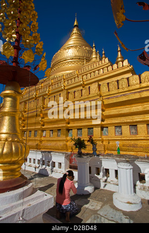 Pilger Fuß rund um die Shwezigon Pagode Goldene Pagode in Paya, Bagan, Myanmar. Stockfoto