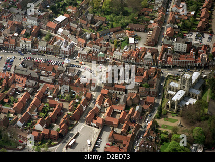 Luftaufnahme von Beverley Stadtzentrum mit dem Market Cross, Marktplatz und Str. Marys Kirche Stockfoto