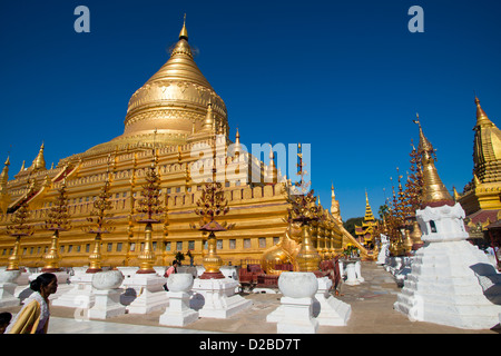 Pilger Fuß rund um die Shwezigon Pagode Goldene Pagode in Paya, Bagan, Myanmar. Stockfoto