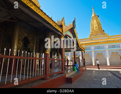 Pilger Fuß rund um die Shwezigon Pagode Goldene Pagode in Paya, Bagan, Myanmar. Stockfoto