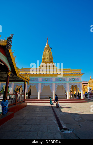 Pilger Fuß rund um die Shwezigon Pagode Goldene Pagode in Paya, Bagan, Myanmar. Stockfoto