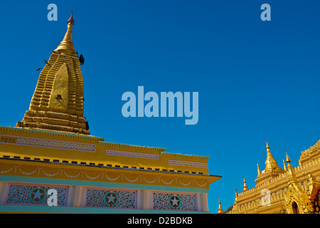 Pilger Fuß rund um die Shwezigon Pagode Goldene Pagode in Paya, Bagan, Myanmar. Stockfoto