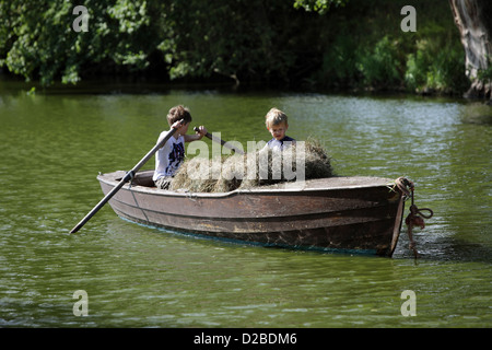 Glänzend, Deutschland, Dorfkinder in einem Ruderboot Stockfoto