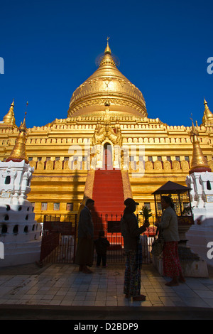 Pilger Fuß rund um die Shwezigon Pagode Goldene Pagode in Paya, Bagan, Myanmar. Stockfoto