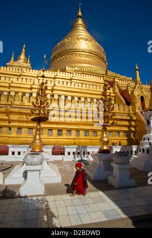 Pilger Fuß rund um die Shwezigon Pagode Goldene Pagode in Paya, Bagan, Myanmar. Stockfoto