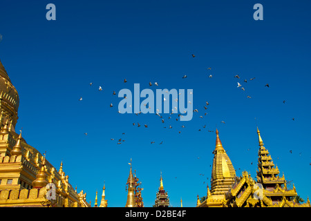 Pilger Fuß rund um die Shwezigon Pagode Goldene Pagode in Paya, Bagan, Myanmar. Stockfoto