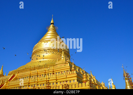 Pilger Fuß rund um die Shwezigon Pagode Goldene Pagode in Paya, Bagan, Myanmar. Stockfoto