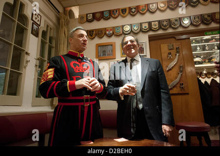 US-Verteidigungsminister Leon Panetta spricht mit Chief Yeoman Warder Alan Kingshott Yeoman Warder Mess-Januar 18, 2013 in London, England, UK. Panetta ist auf eine sechs-Tage-Reise nach Europa, Führer und US-Truppen zu treffen. Stockfoto