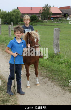 Glänzend, Deutschland, Dorfkinder mit Pony für einen Spaziergang Stockfoto