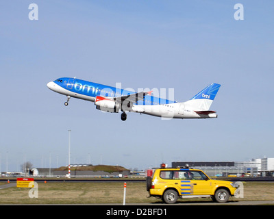 Der Airbus A320 von BMI British Midland, registriert G-MIDU, ist ein kommerzielles Linienflugzeug für kurz- bis Mittelstreckenflüge. Dieses Flugzeug ist bekannt für seine Kraftstoffeffizienz und fortschrittliche Aerodynamik und bietet zuverlässigen Service innerhalb und außerhalb Europas. Stockfoto
