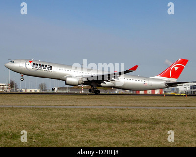 Der Airbus A330-300, betrieben von Northwest Airlines, N805NW, wird im Flug gesehen. Dieses Langstreckenflugzeug wurde sowohl für Komfort als auch für Effizienz auf internationalen Strecken entwickelt. Stockfoto