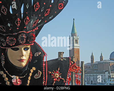 bunten Karnevalsmaske auf dem Display in Venedig Stockfoto