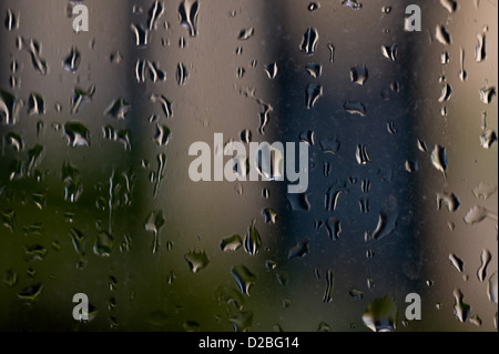 Wassertropfen auf einem Fensterglas. Stockfoto