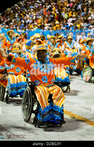 Behinderte Tänzer der Sambaschule Portela auf Rollstühle während der Karnevalsumzug in Rio De Janeiro, Brasilien. Stockfoto