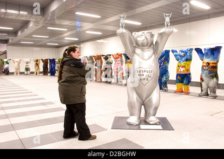 Berlin, Deutschland, trägt Frau betrachten einen Kumpel in der Lobby des Berliner Hauptbahnhofs Stockfoto