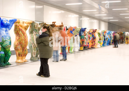 Berlin, Deutschland, trägt Frau betrachten einen Kumpel in der Lobby des Berliner Hauptbahnhofs Stockfoto