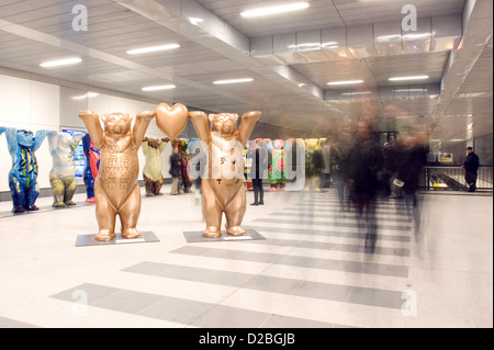 Berlin, Deutschland, trägt Frau betrachten einen Kumpel in der Lobby des Berliner Hauptbahnhofs Stockfoto